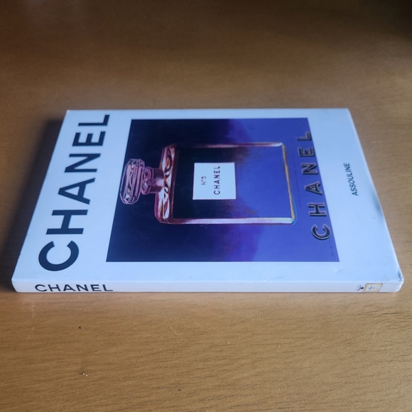 Assouline – CHANEL Perfume (2012) - Picture 3 of 15